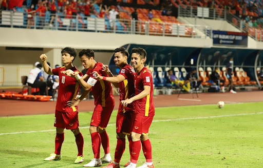 Các cầu thủ Đội tuyển Việt Nam vui mừng với bàn thắng ghi vào lưới Đội tuyển Malaysia.